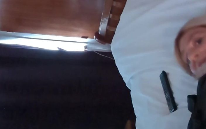 NikkiGee: Kısa etek, çorap ve yüze boşalma!