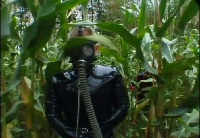 Absolute BDSM films - The original: Muschi lecken in gasmaske demütigend