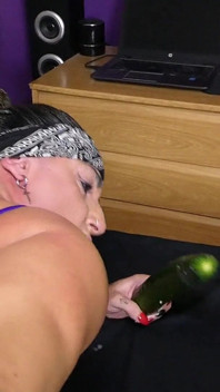 La ninfomane si rompe il culo con una zucchina