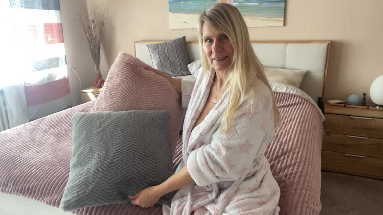 SweetSusi: Kemaluan payudara dan bantal yang dipeluk