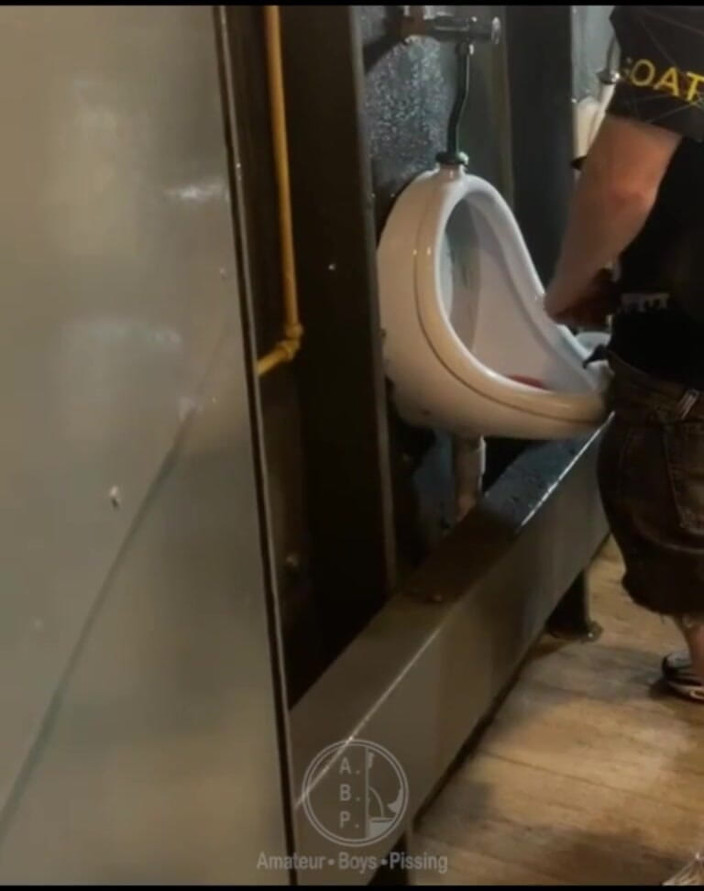 AmateurBoysPissing: Pria amatir kepergok nyepong kontol di urinoir (cowok ini malah nggak...