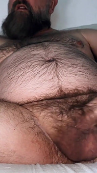 Papi oso masturbándose su gran polla peluda y gorda
