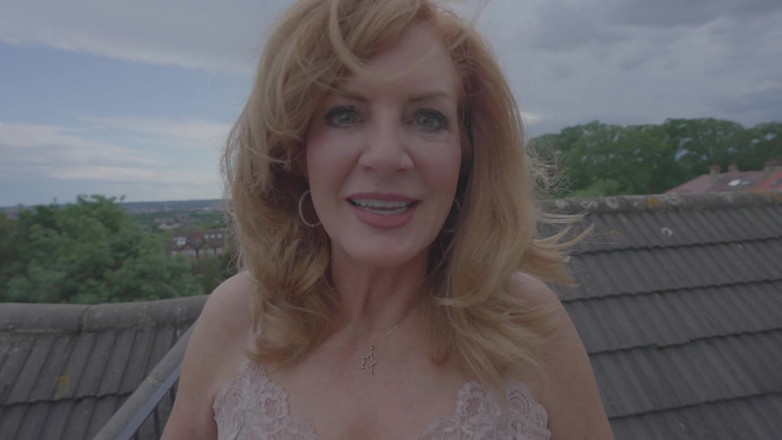 Mature man eaters: Follando en la azotea con la sexy pelirroja gilf Andi...