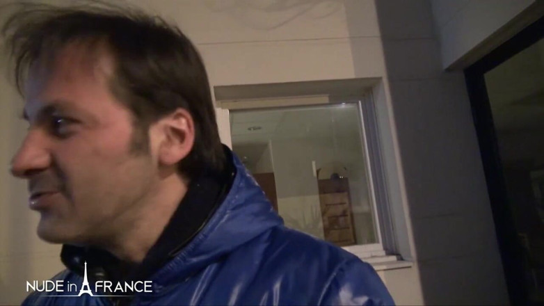 Nude in France: Горячую брюнетку с волосатой киской описали