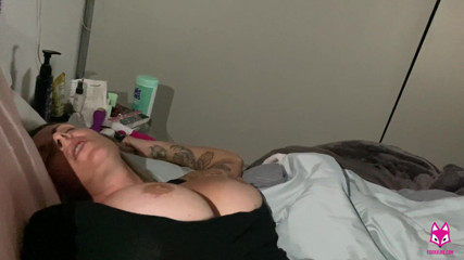 Brooke Foxxx: Peituda loira faz ela mesma gozar com vibrador