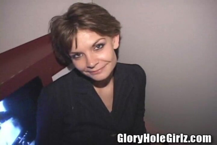 Glory Hole Girlz: Kurze haare, büro-schlampe, blowjobs, spermalippen, gloryhole, brünette hure!