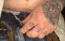 Tatted dude: Strip-tease avec tatouages
