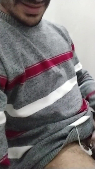 trebol_Jess: 若い男はジャークオフし、あまりにも多くの精液をこぼす