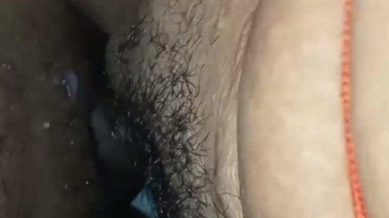 Raja puja: Fată excitată desi din India călărind pula tare.