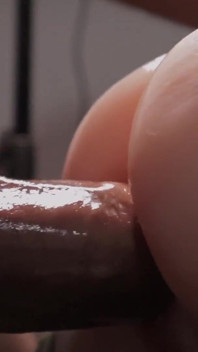 Un grande cazzo non circonciso si scopa la figa fleshlight con una sborrata pulsante dentro