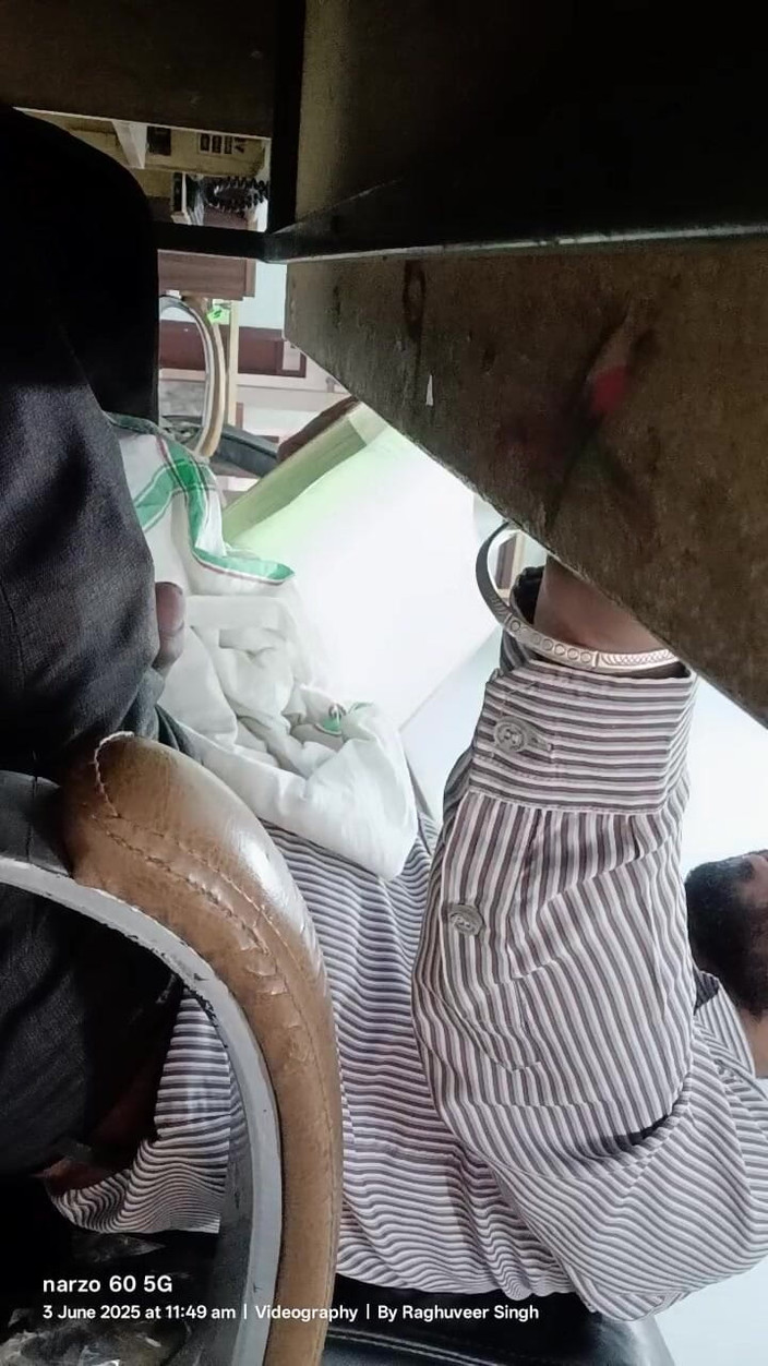 Rajasthani-old-lover: Ayah tiri India menikmati masterbasi di kantor