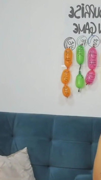 Pár tančí a kouří před kamerou