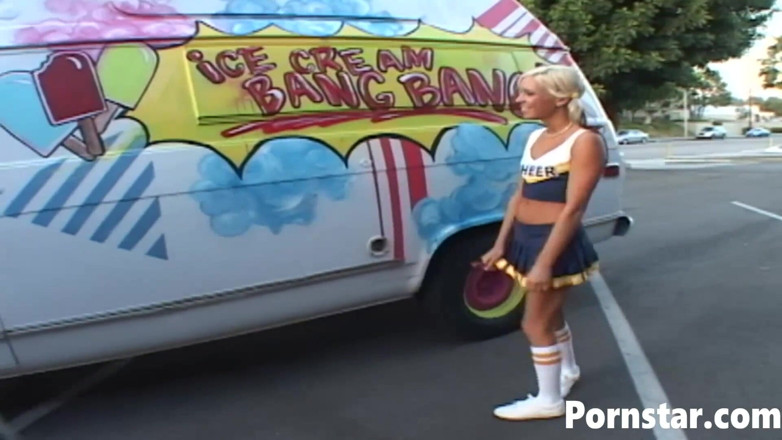 Pornstars: La pom-pom girl Kacey Jordan aux seins naturels se fait...
