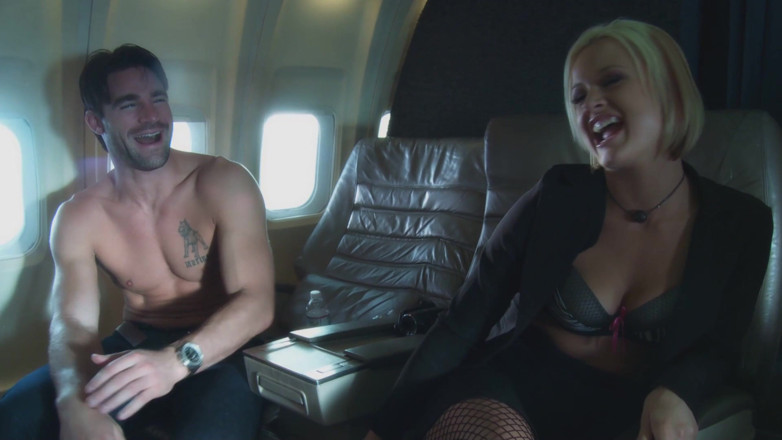 Anna Bell Peaks: Des lesbiennes s'amusent dans l'avion en partageant des bites énormes