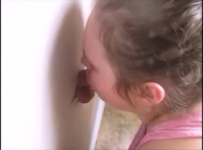 Fat Goddes: La moglie succhia il cazzo al gloryhole e ingoia mentre...