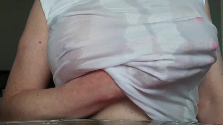 Aqua Pola: Оргазм сосків і наступне охолодження, змочуючи мою футболку