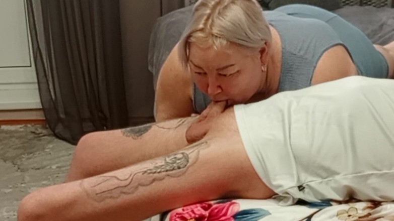 Zona901: Мачеха делает минет, чтобы насладиться горячей спермой