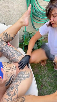 Versaute Mary Fistet Ihre Tätowierte Freundin Im Freien Und Trinkt Pisse Auf Ihre Knie