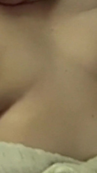 Una bella donna strizzando la culona rimbalzando le mie grandi tette