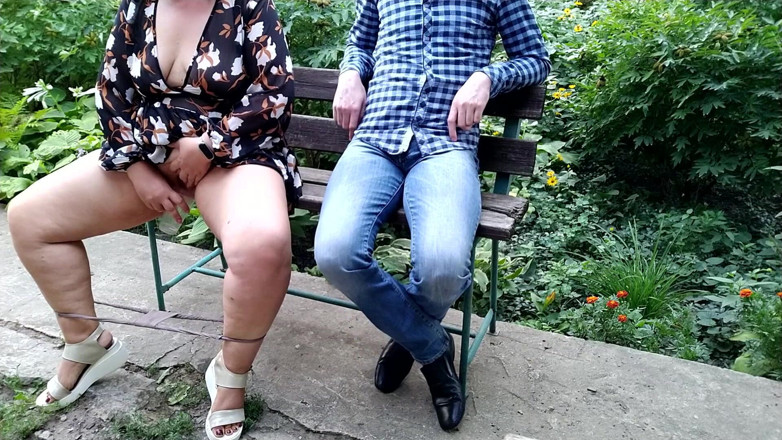 OurFetishLife: 性感的华丽腿尿在玻璃杯里，把它给了陌生人