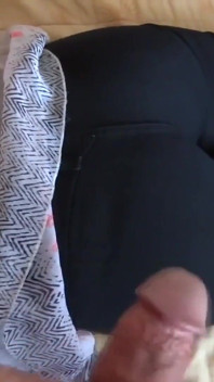Hijastro me da un momento difícil con su gran polla en mi culo, sexo anal y grandes corridas