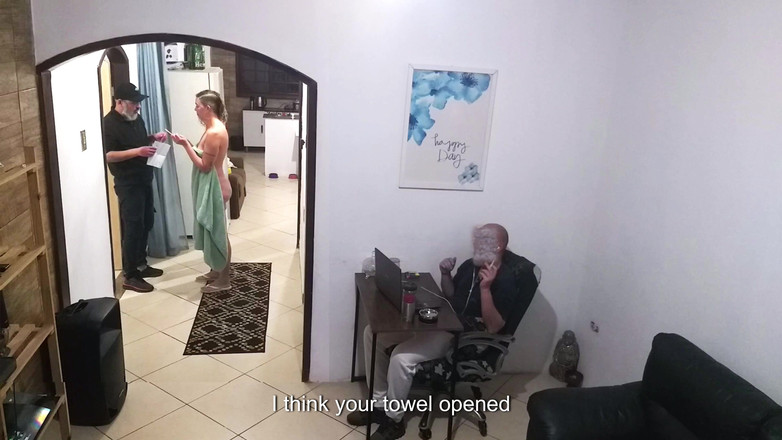 Gabi SweetCouplesStories: Zatímco manžel pracuje, manželka v ručníku vítá poslíčka