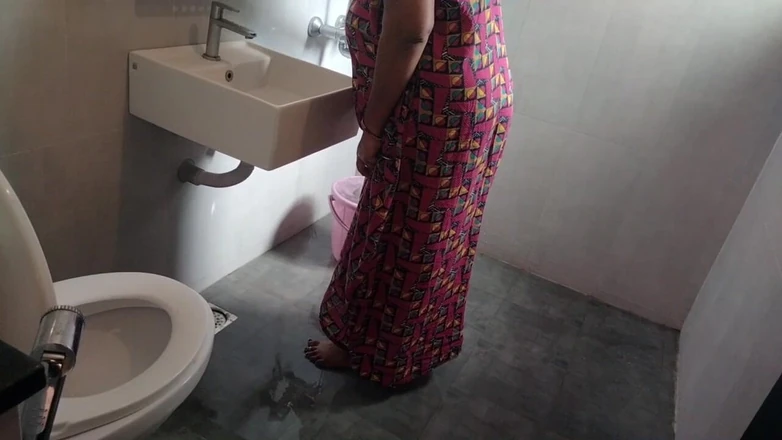 Reshma hot: Chubby Aunty Hot Bathing