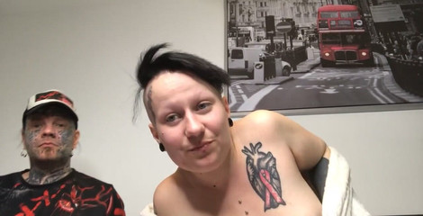 Eevi Petite: Ukazuje se zde prsa, zadek a lízání kundičky