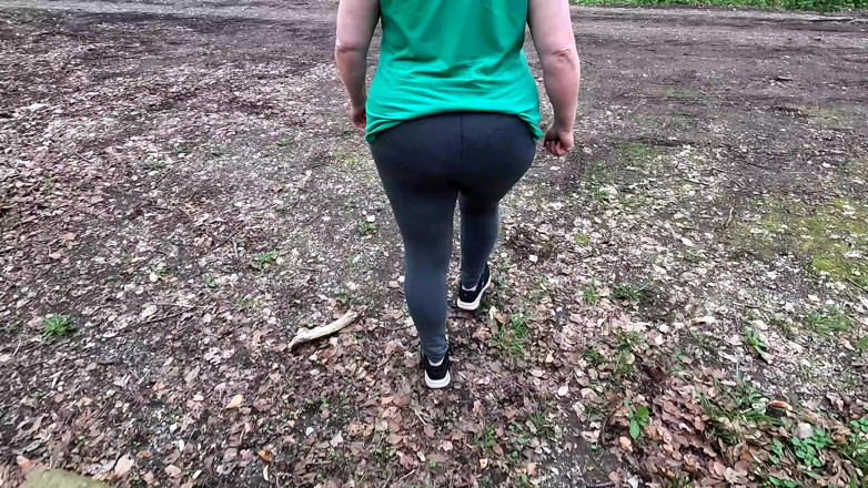 Bouncy Tits Action: Đánh đòn vào đít trong lều