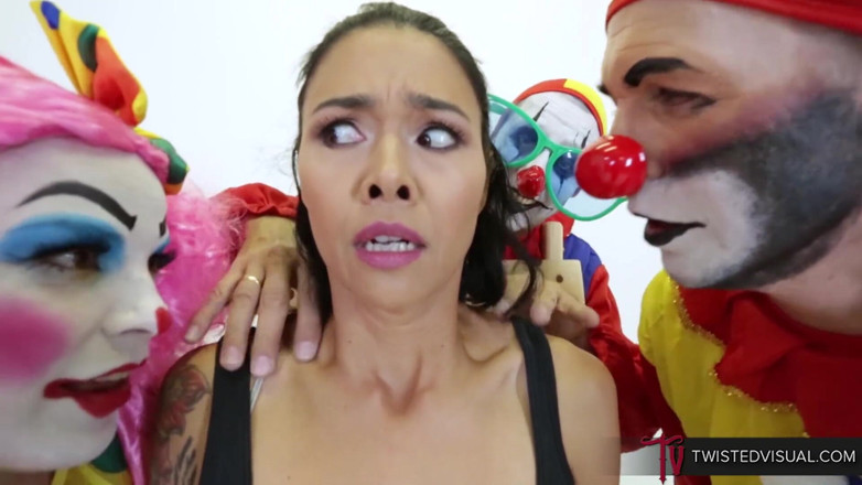 Twisted Visual: Gelukkige Aziatische krijgt een clownbang