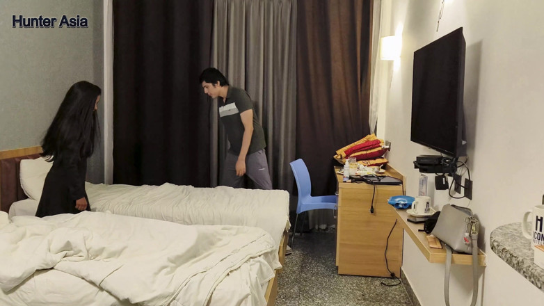 hunter Asia: Un Mec Trompe Sa Copine En Baisant Son Coloc