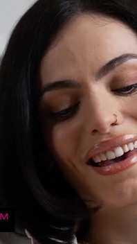 클라라 Mia 그녀의 추종자와 그녀의 성생활을 공유