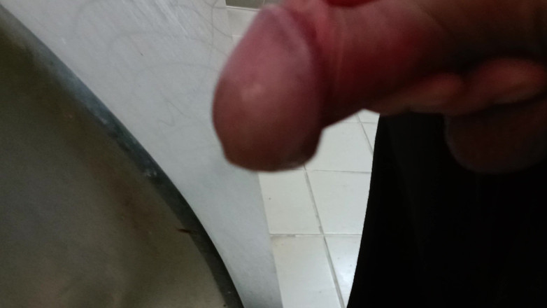 Rockardglans: Dvě dávky na pisoárách zblízka velký penis honění a stříkání...