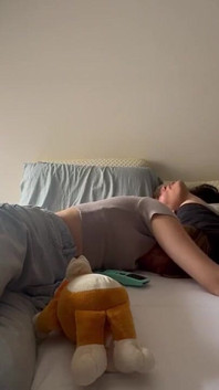 Deux filles s’amusent lors d’une soirée entre meilleures amies