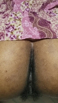 Het hårig fitta flicka närbild sedan röv och vagina