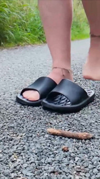 Picioarele de nailon fac o plimbare în natură