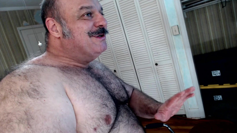 BullMuscleJoe: Bullmusclejoe kendi götünü tatmak için arkadaşlarının dildosunu kullanıyor!