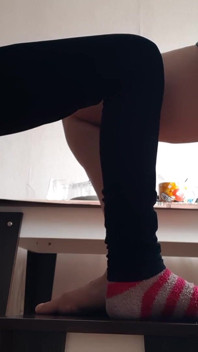 Mulher de meia idade e estudante se masturbam em cadeiras