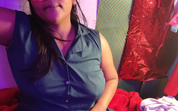 HotGirl21: Цицьки дезі з села бхабхі смокчуть самостійно.