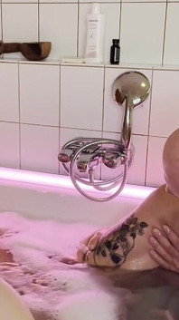 Sarışın orta yaşlı seksi kadın, ateşli latin ve yaşlı adamla üçlü yumruk sokma