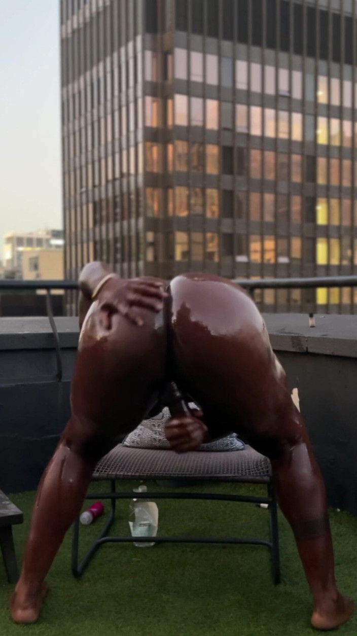 DADDYBLACKXXX: Pulă mare și neagră unsă cu ulei masturbându-se și făcând opturi în aer...