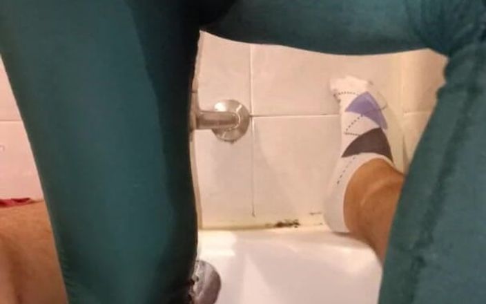 Jennyliam: Моя подруга мамка писяє в свої спортивні штани і теж мочить мої трусики - ita amteur