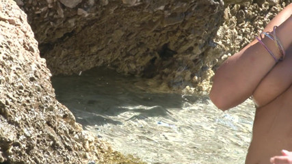 Cryptostudios: Culona milf posa desnuda en la playa