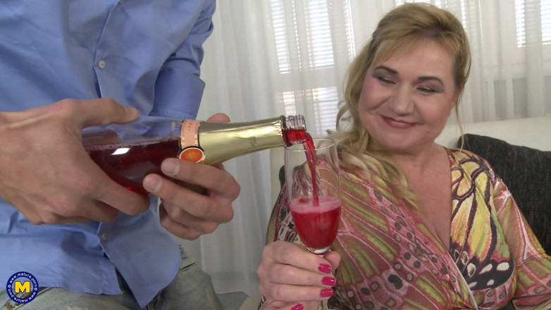 Mature NL: 3人の角質の女性が若い男の大きなペニスを共有します