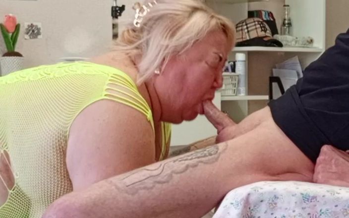 Zona901: En vän suger av en stor portion sperma från en...
