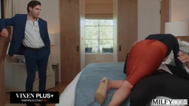 Milfy frech fickt jungen hengst, während ehemann zuschaut