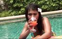 Asian Addiction: У бассейна красивая тайская Kanda начала поглаживать ее большие сиськи и ее киску