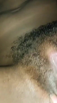 彼女は指で愛撫されるのが好きだ