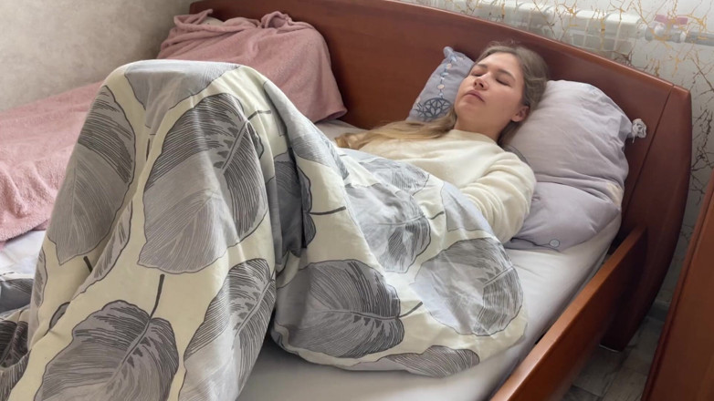 Stacy_via: Sabah mastürbasyonu yüksek sesle orgazmla sona erdi. Sıkı amcığımı okşuyor.