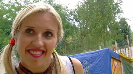 Sexy Amateurz: Chica universitaria en triciclo en escena al aire libre masturbándose